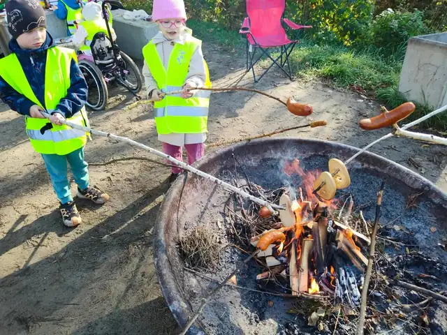 Pieczenie kiełbasek na ognisku nad Wisłą