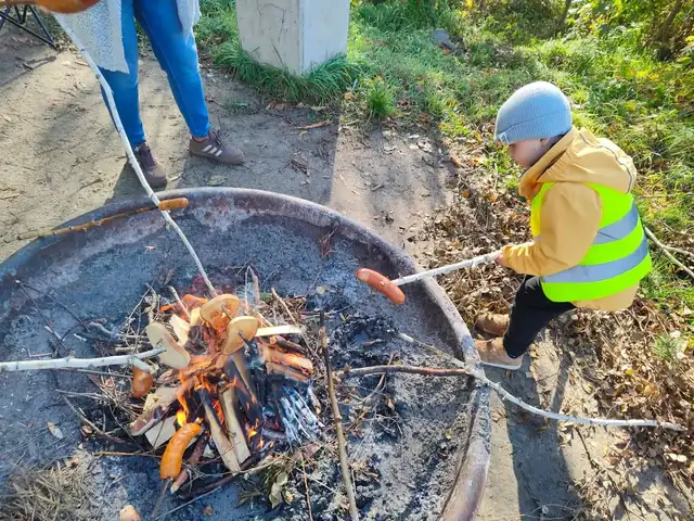 Pieczenie kiełbasek na ognisku nad Wisłą