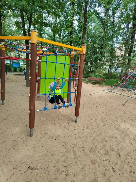 Zabawa na placu zabaw i w piaskownicy