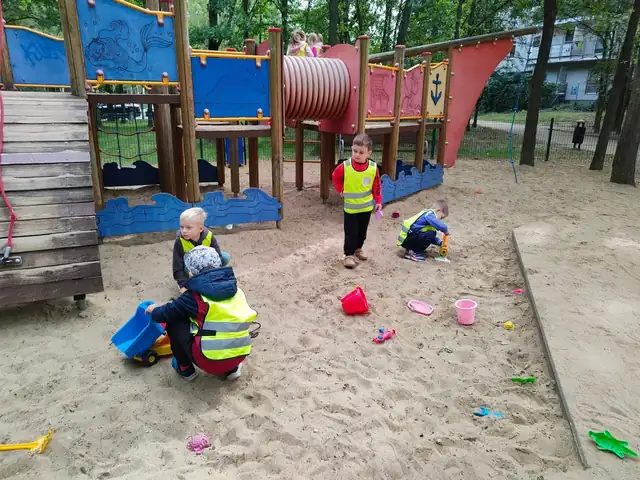 Zabawa na placu zabaw i w piaskownicy