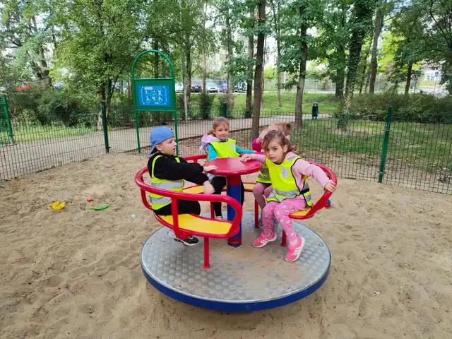 Liski i Jeżyki kręcą się na karuzeli