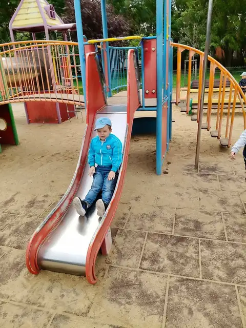 Zabawa na placu zabaw i w piaskownicy