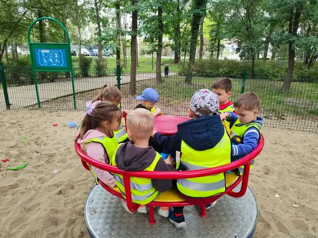 Liski i Jeżyki kręcą się na karuzeli