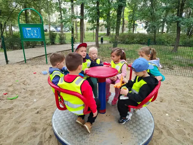 Liski i Jeżyki kręcą się na karuzeli