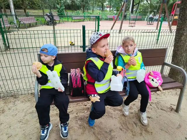 Drugie śniadanie na ławce podczas spaceru