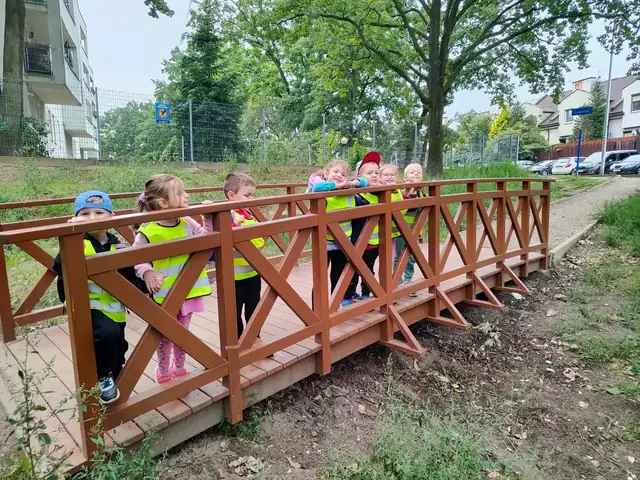Przedszkolaki na drewnianym mostku