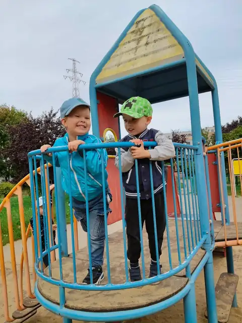 Zabawa na zjeżdżalni i drabinkach na placu zabaw