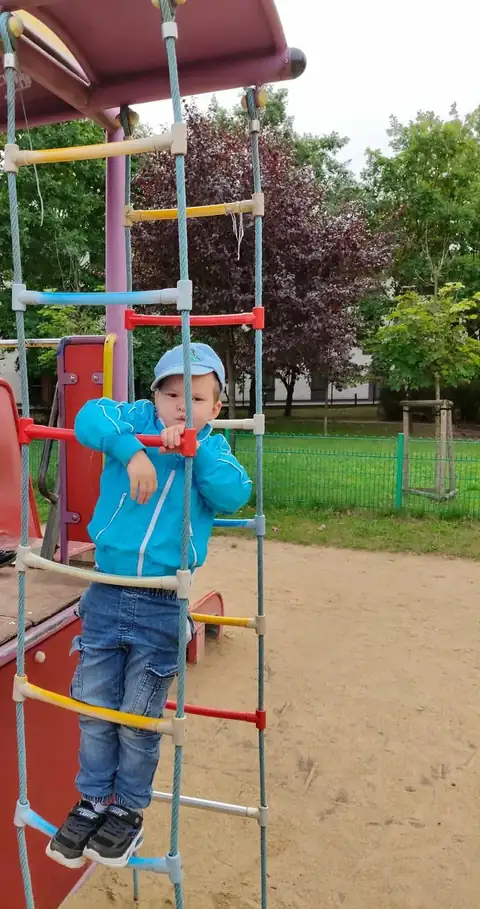Zabawa na zjeżdżalni i drabinkach na placu zabaw