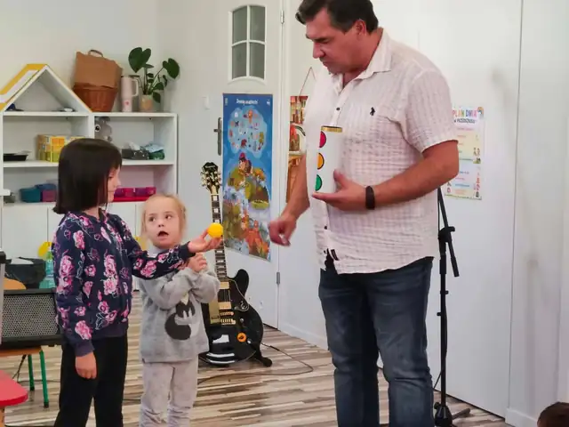 Mali pomocnicy iluzjonisty z kolorowymi piłeczkami
