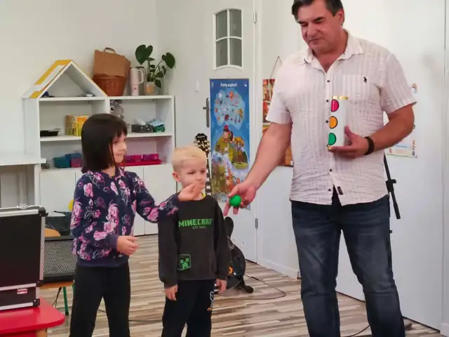 Mali pomocnicy iluzjonisty z kolorowymi piłeczkami