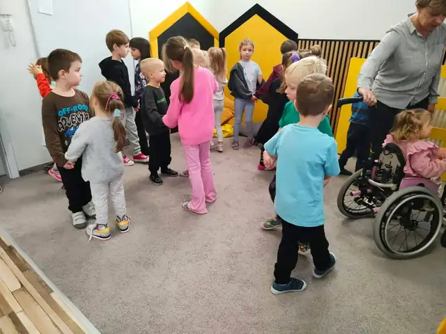 Przedszkolaki czekają na pokaz magii