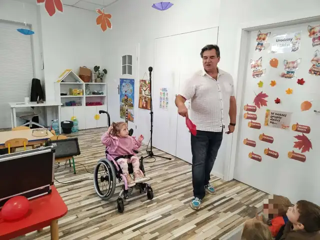 Przedszkolaki oglądają pokaz sztuczek magicznych