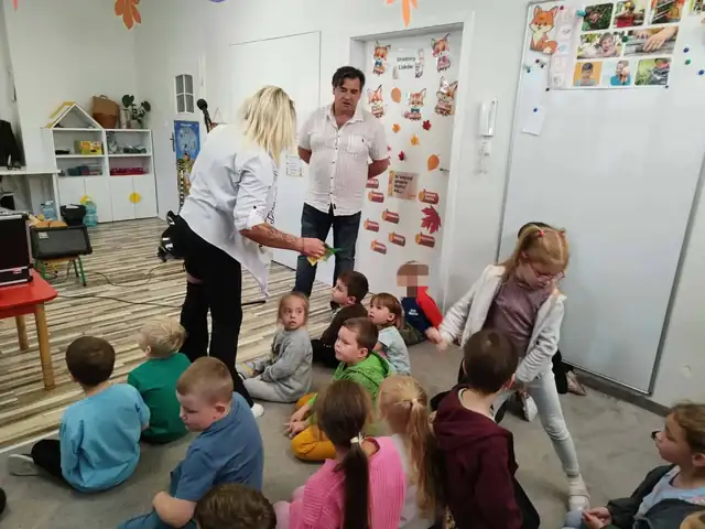 Przedszkolaki oglądają pokaz sztuczek magicznych