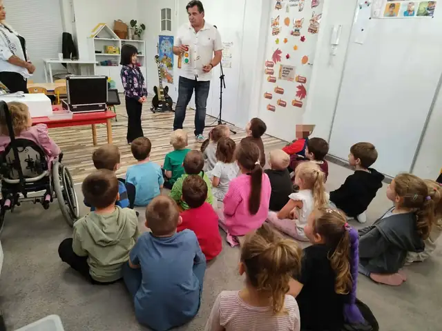 Przedszkolaki oglądają pokaz sztuczek magicznych