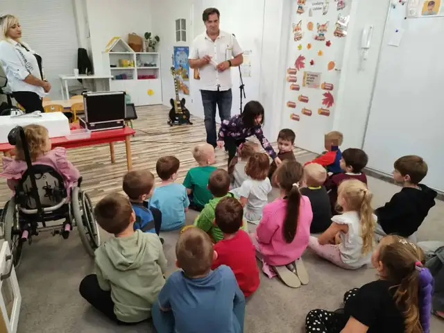 Przedszkolaki oglądają pokaz sztuczek magicznych