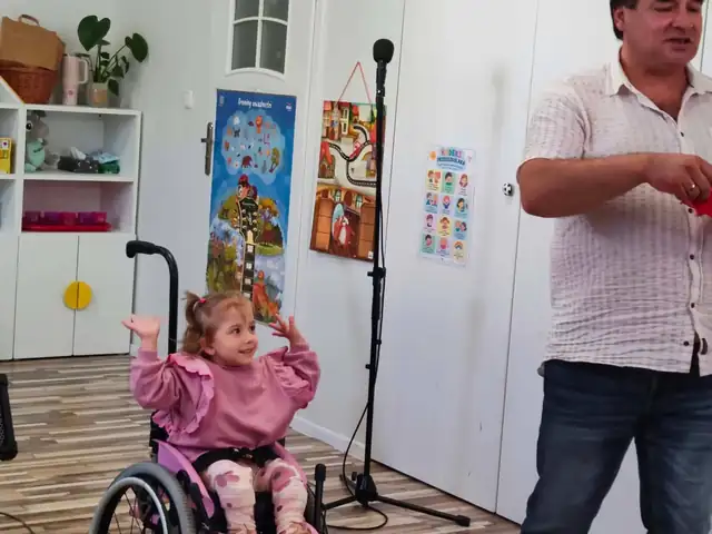 Pomocniczka iluzjonisty podczas sztuczki