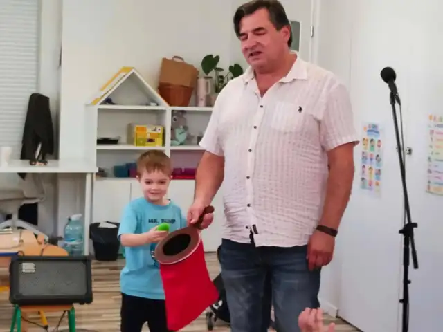 Iluzjonista z pomocnikiem i czarodziejskim workiem