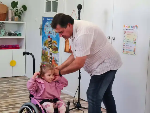 Pomocniczka iluzjonisty podczas sztuczki