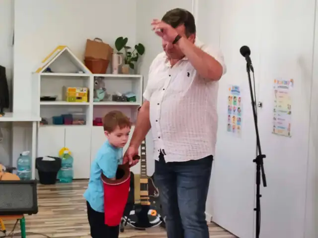 Iluzjonista z pomocnikiem i czarodziejskim workiem