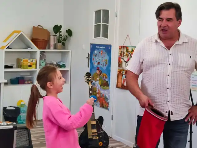 Mali pomocnicy iluzjonisty z kolorowymi piłeczkami