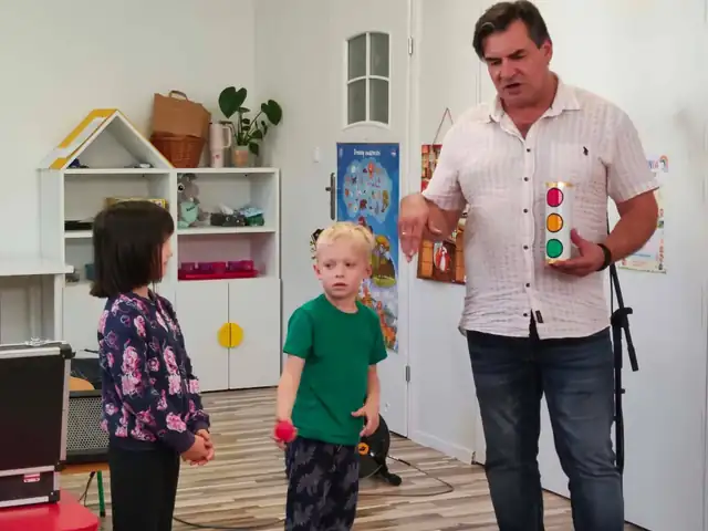 Mali pomocnicy iluzjonisty z kolorowymi piłeczkami