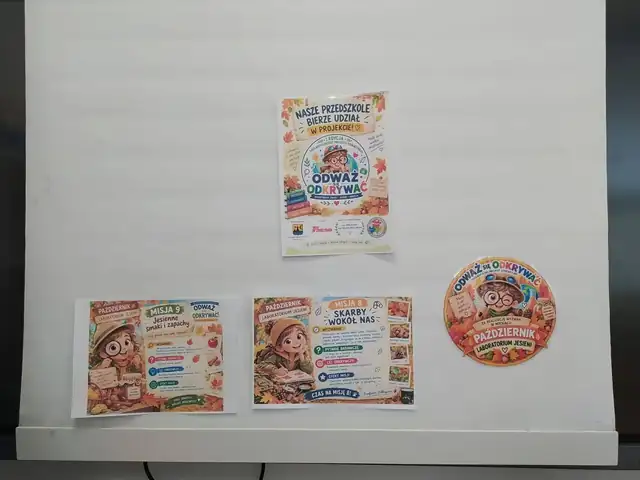 Jeżyki przy plakatach projektu Odważ się odkrywać