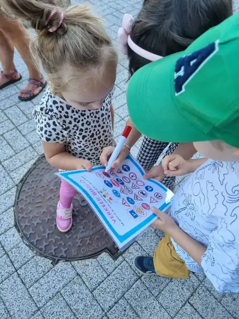 Przedszkolaki szukają znaków drogowych z kartami do bingo — zdjęcie 1