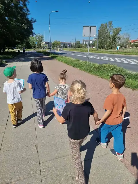 Przedszkolaki szukają znaków drogowych z kartami do bingo — zdjęcie 10