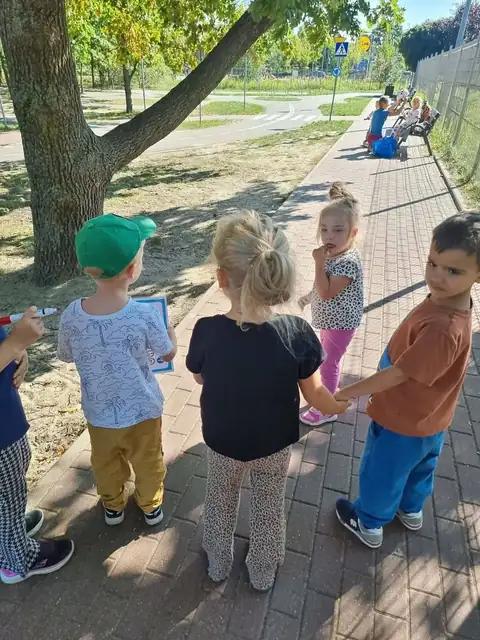 Przedszkolaki szukają znaków drogowych z kartami do bingo — zdjęcie 11