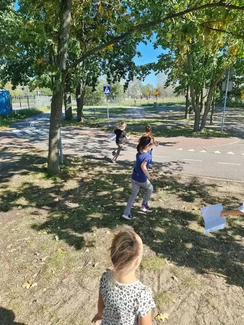 Przedszkolaki szukają znaków drogowych z kartami do bingo — zdjęcie 12