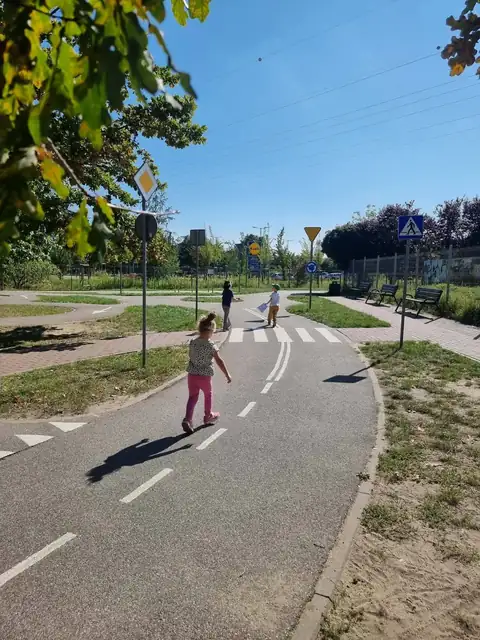Przedszkolaki szukają znaków drogowych z kartami do bingo — zdjęcie 13