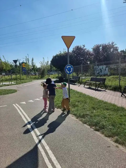 Przedszkolaki szukają znaków drogowych z kartami do bingo — zdjęcie 14