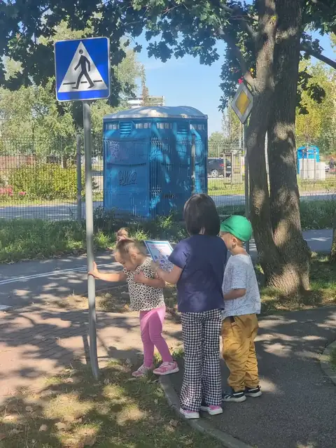 Przedszkolaki szukają znaków drogowych z kartami do bingo — zdjęcie 15