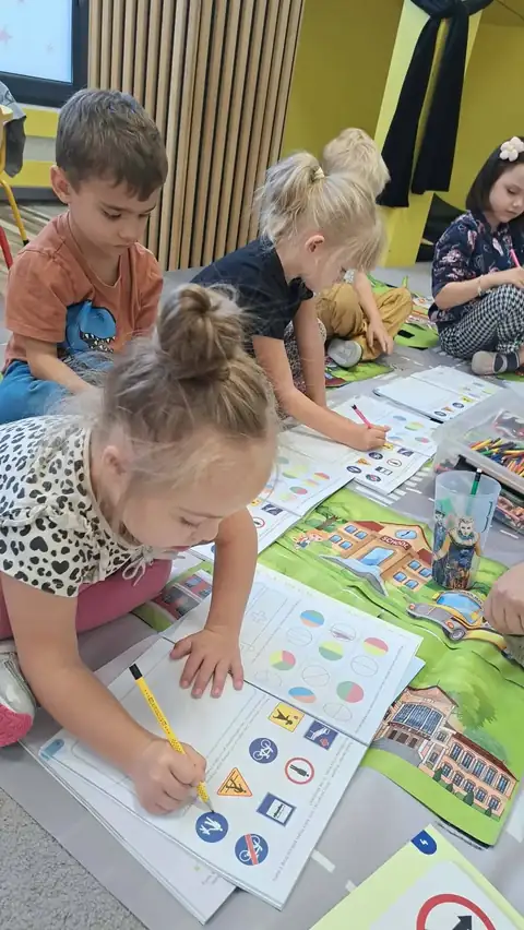 Przedszkolaki szukają znaków drogowych z kartami do bingo — zdjęcie 17