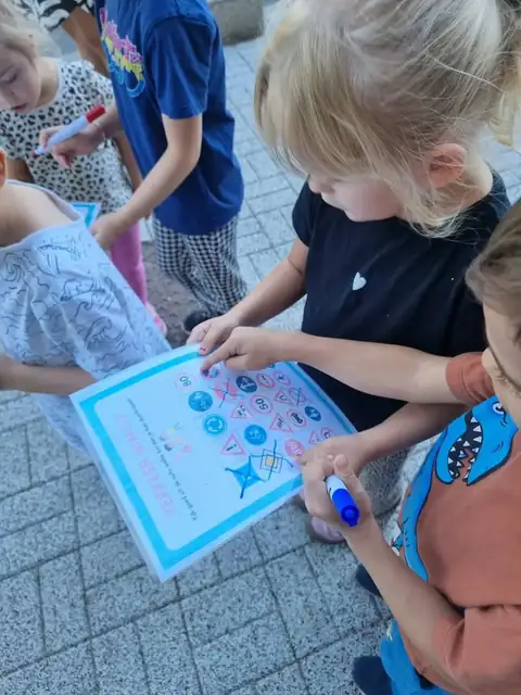 Przedszkolaki szukają znaków drogowych z kartami do bingo — zdjęcie 2
