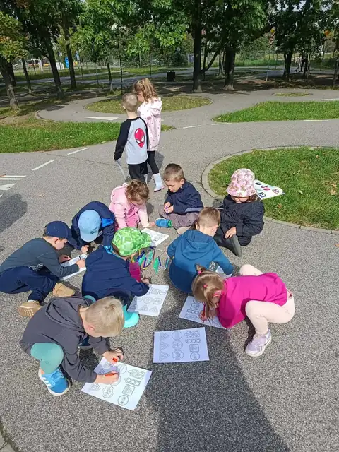 Przedszkolaki szukają znaków drogowych z kartami do bingo — zdjęcie 20
