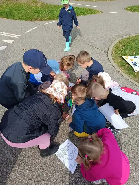 Przedszkolaki szukają znaków drogowych z kartami do bingo — zdjęcie 21