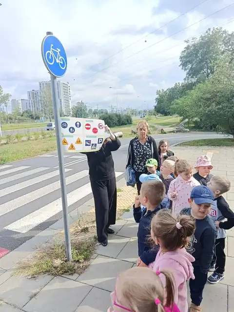 Przedszkolaki szukają znaków drogowych z kartami do bingo — zdjęcie 22