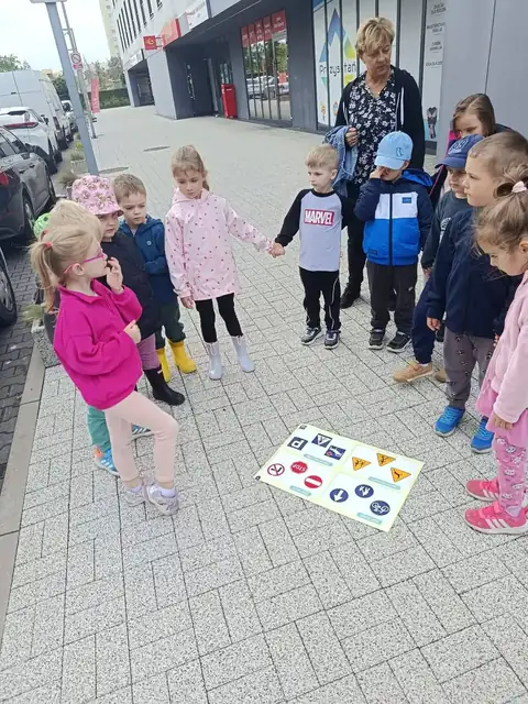 Przedszkolaki szukają znaków drogowych z kartami do bingo — zdjęcie 23