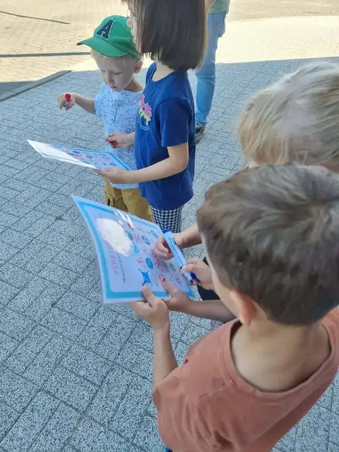 Przedszkolaki szukają znaków drogowych z kartami do bingo — zdjęcie 4