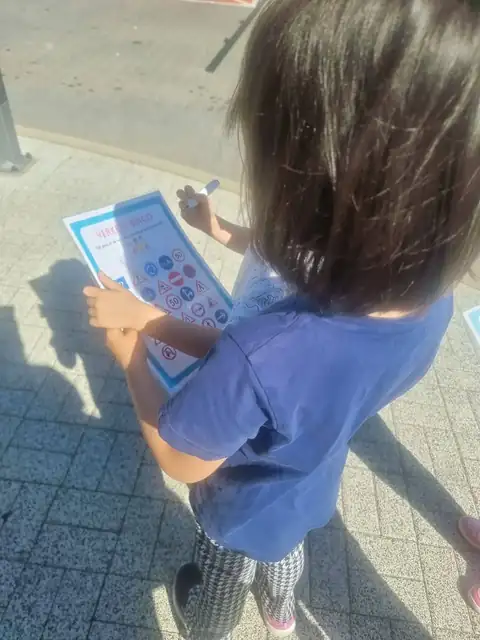 Przedszkolaki szukają znaków drogowych z kartami do bingo — zdjęcie 6