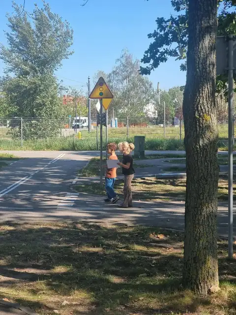 Przedszkolaki szukają znaków drogowych z kartami do bingo — zdjęcie 7