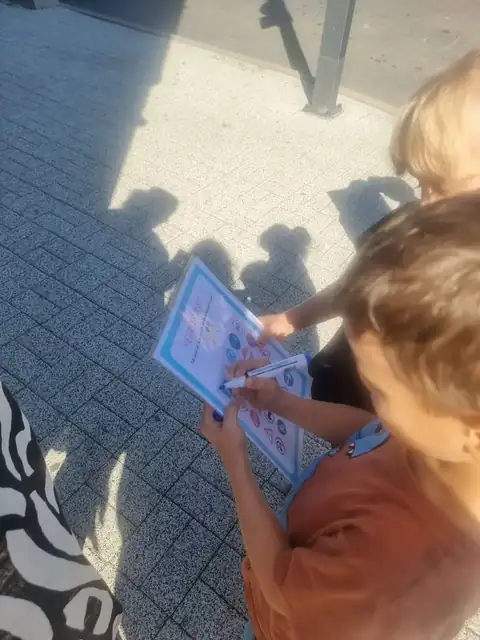 Przedszkolaki szukają znaków drogowych z kartami do bingo — zdjęcie 8