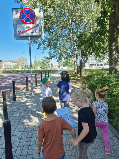 Przedszkolaki szukają znaków drogowych z kartami do bingo — zdjęcie 9