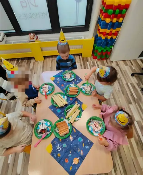 Urodzinowy poczęstunek w sali przedszkolnej