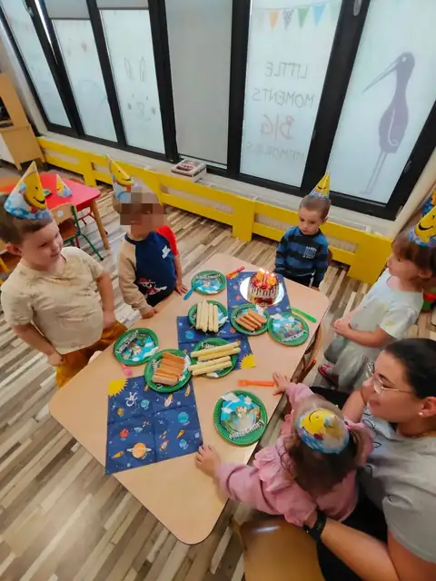 Urodzinowy poczęstunek w sali przedszkolnej