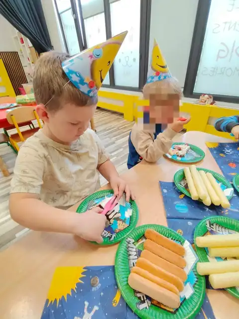 Urodzinowy poczęstunek w sali przedszkolnej