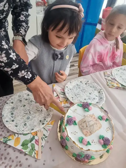 Krojenie tortu urodzinowego