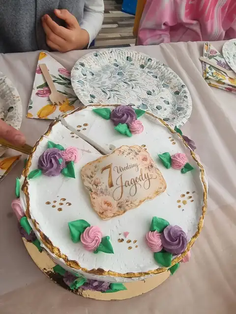 Urodzinowy tort z różami