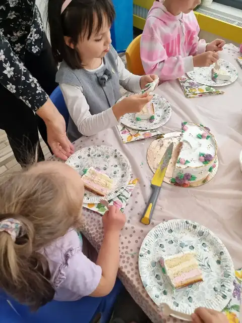 Przedszkolaki jedzą urodzinowy tort